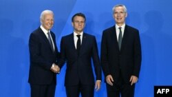 Прэзыдэнт ЗША Джо Байдэн, прэзыдэнт Францыі Эманюэль Макрон і генэральны сакратар NATO Енс Столтэнбэрг падчас саміту NATO, прысьвечаным 75-й гадавіне альянсу. Вашынгтон, 9 ліпеня 2024