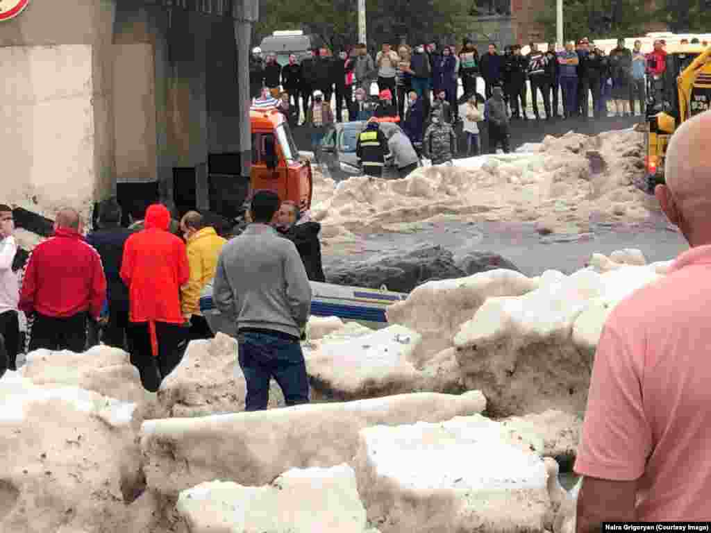 Шматки крижин залишилися в Ґюмрі, коли вода відступила. &nbsp; Хоча літній град відносно поширений у гірському місті, яке розташоване на висоті 1500 метрів, місцевий метеоролог описав шторм як &laquo;безпрецедентний&raquo;