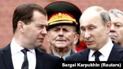 Президент Росії Володимир Путін (праворуч) і російський прем'єр-міністр Дмитро Медведев (архівне фото)