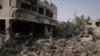Një vajzë palestineze qëndron mbi rrënojat e shtëpisë së familjes që u shkatërrua nga sulmet ajrore izraelite në Rripin e Gazës, 1 korrik 2025.
