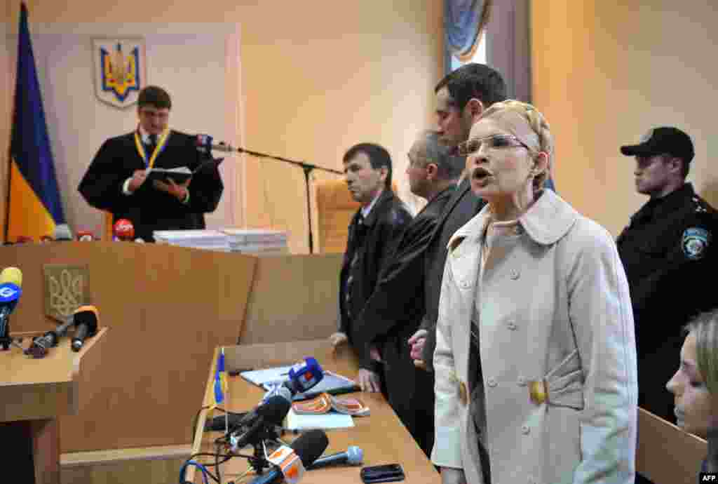 Юлия Тимошенко өкүм чыгып жатканда сотко кайрылууда. Киев. 2011-жыл, октябрь.&nbsp;