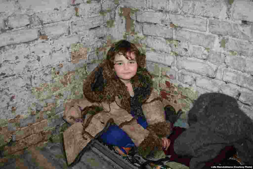 Даринчине &laquo;спальне&raquo; корито в підвалі-&laquo;бомбосховищі&raquo;. Село Луганське Донецької області, яке перебуває під контролем українських військ, але зазнає обстрілів з боку бойовиків