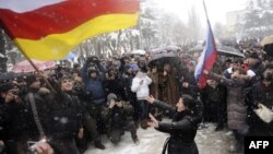 Разность в отношении к суверенитету вызвала ожесточенный спор в республике. Участники внутриполитического процесса хлещут друг друга по щекам, спорят, кто сильнее любит Россию и кто лучше знает, что есть благо для Южной Осетии
