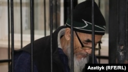 Азимжан Аскаров соттук отурумда. Архивдик сүрөт.
