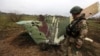 Серед уражених за цей період цілей – три штурмовика Су-25 (на фото: український військовий сапер оглядає останки збитого на Київщині Су-25, квітень 2022 року)