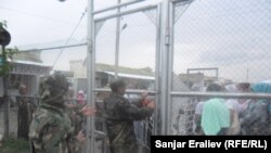Люди стоят перед воротами в ожидании чуда.