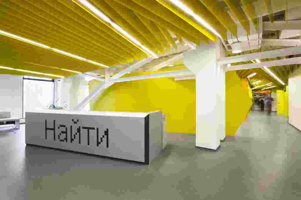 Яндексның баш фатирына килеп керүчеләрне аның интернет сәхифәсендәге төсләр һәм "Табарга" төймәсе каршы ала