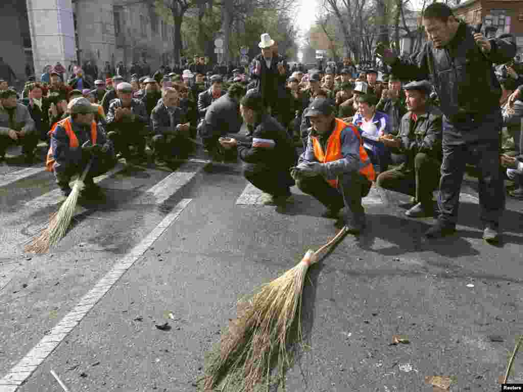 Утренняя молитва в центре Бишкека, 9 апреля 2010