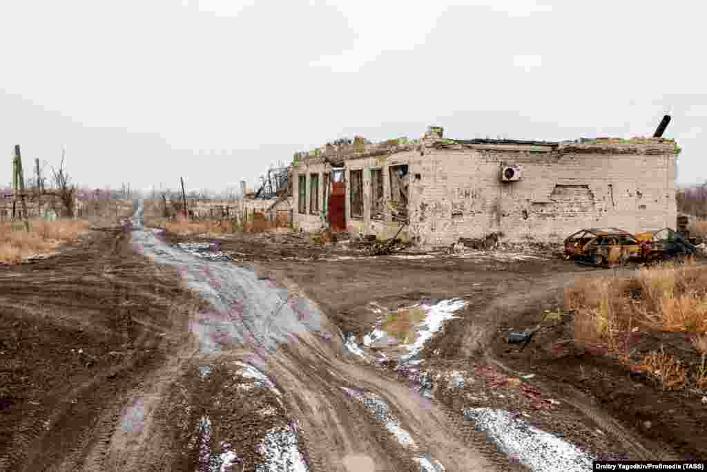 Ýol ugrundaky dükanyň harabaçylygy, 2024-nji ýylyň dekabry Alýona Grom şäheri surata düşüren wagtynda, birnäçe ýerli ýaşaýjylar bilen tanşandygyny aýdýar. Alýona olary &quot;ýowuz synaglara duçar bolan ýumşak ýürekli, mähirli adamlar&quot; diýip häsiýetlendirýär. &nbsp;