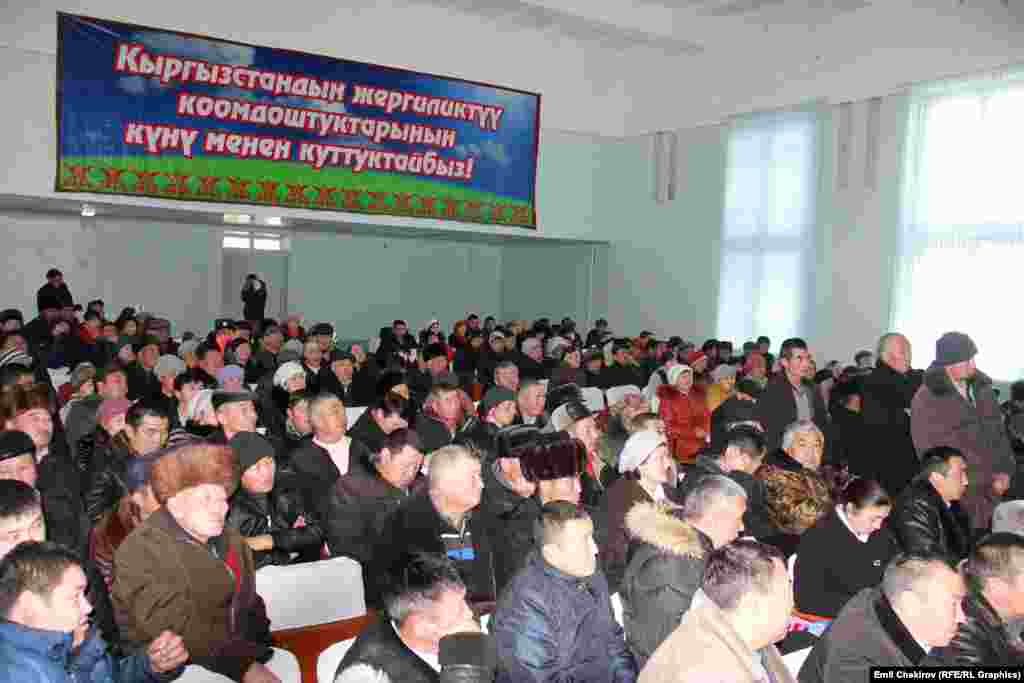 Тоң районунун тургундары премьер-министр Жоомарт Оторбаевдин катышуусунда болгон жыйын. 6-декабрь, 2014-ж.&nbsp;