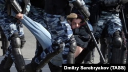 Поліція затримує протестувальника в Москві, Росія, 27 березня 2017 року