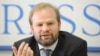 Россия -- Amnesty Internationalалъул Европалда ва Централияб Азиялда сверун программаялъул директор, Джон Дальгьизен, Москваялда букlараб пресс-конференциялда, 2012 соналъул 23-билеб май
