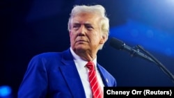 За словами чиновників, Трамп також хоче, щоб «Зеленський зробив певний рух до виборів в Україні і, можливо, до відставки з посади лідера своєї країни», пише медіа