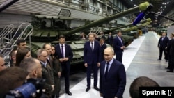 Prezident Vladimir Putin "Uralvaqonzavod" hərbi zavodunda.