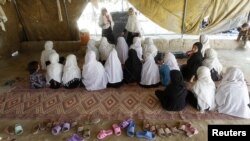 Okuwçy gyzlar çadyrda açylan klaslarda okaýarlar. Jalalabad, 4-nji oktýabr, 2012 ý.