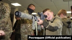 Діти у формах, як схожа на військову, в окупованому Севастополі