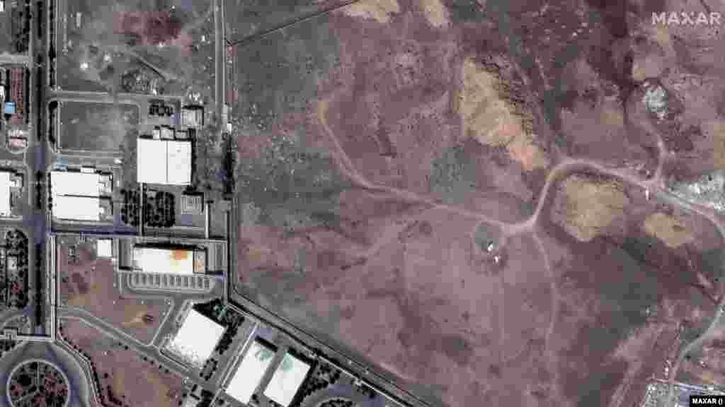 O imagine realizată de satelitul Maxar pe 22 iunie arată un crater la instalația iraniană de îmbogățire a uraniului Natanz în urma atacurilor aeriene americane. Pe 24 iunie, craterul era acoperit cu pământ.