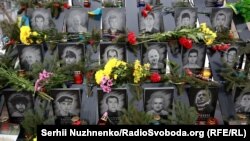 Портрети Героїв Небесної сотні на однойменній імпровізованій алеї у Києві