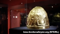 У 1954 році старовинне скіфське золото виявили у скіфському кургані в Мелітополі. Його намагалися вивезти в «Ермітаж», але українські археологи домоглися того, щоб знахідку зберігали в Україні (фото ілюстративне та не відображає предмет вищезнаданої колекції)