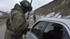 Нагорный Карабах - Российские миротворцы проводят проверку на КПП близ Степанакерта