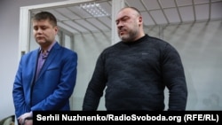 Юрій Крисін (справа) і його захисник. Оголошення вироку у справі про напад на журналіста газети «Вєсті» В’ячеслава Веремія, 22 грудня 2017 року