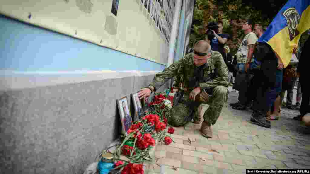 Боєць батальйону &laquo;Донбас&raquo; схилився над фотографією товариша, якого він втратив в &laquo;Іловайському котлі&raquo;