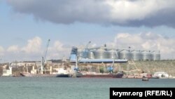 Балкери на завантаженні біля зернового терміналу «Авліта» в Севастополі, архівне фото