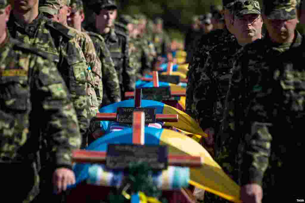 У Запоріжжі поховали 54 невідомих бійців. (Відео з церемонії прощання)&nbsp;На місці поховання планується створити меморіальний комплекс. 1 жовтня 2014 року 