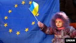 Дівчинка тримає прапор України під час мітингу в Ужгороді, 8 грудня 2013 року