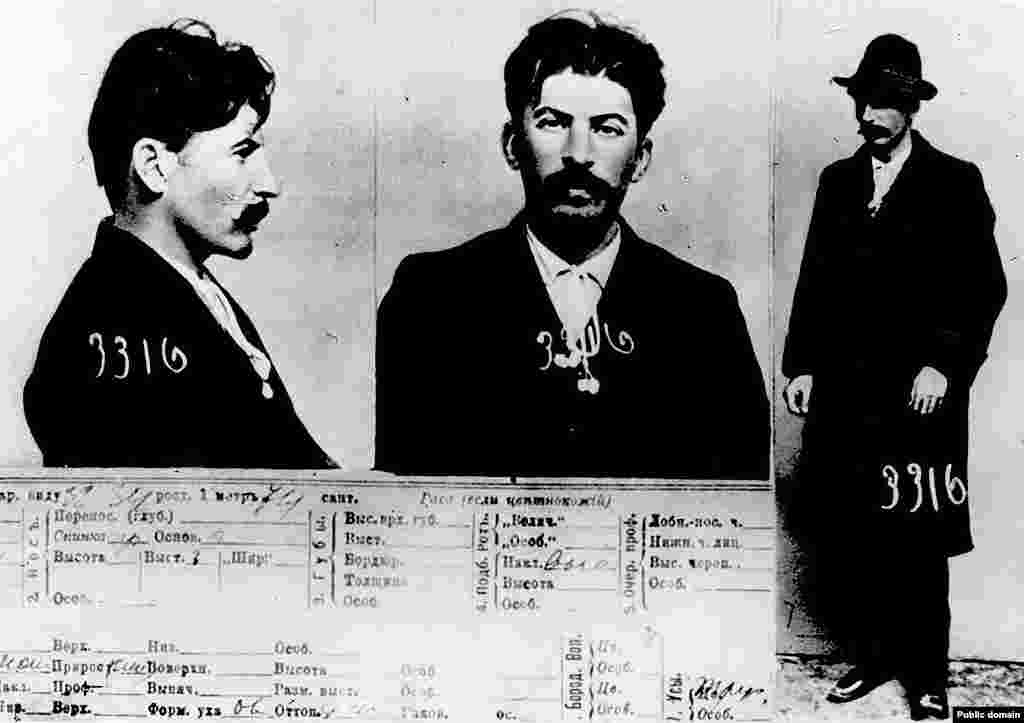 Фотографії з поліцейського досьє, зроблені на початку 1900-х років. На них зображений чоловік, який пізніше стане відомий як Йосип Сталін. У роки, коли були зроблені знімки, група революціонерів з оточення майбутнього радянського диктатора шокувала світ, здійснивши пограбування банку в центрі Тбілісі, убивши близько 40 осіб