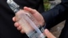 Бутылка очищенной воды отправилась в музей Мариуполя