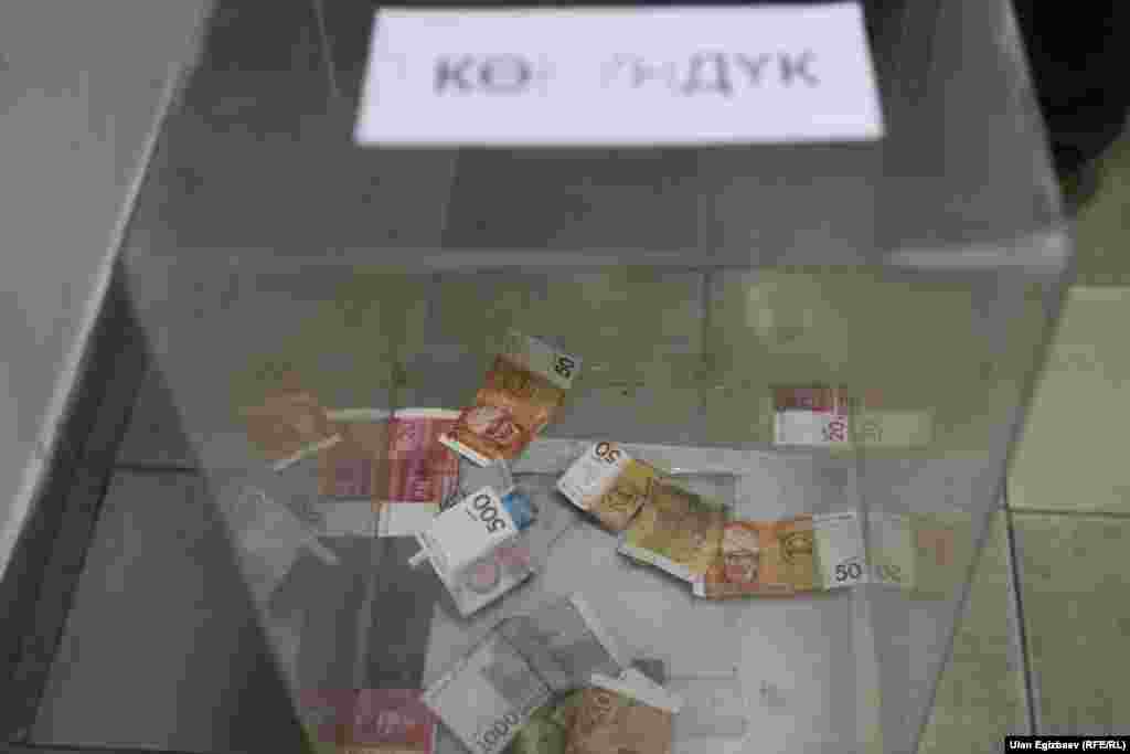 Көргөзмөгө келгендер көңүлүнөн чыгарып көрүндүк таштап жатышты.