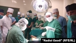 Täjigistanda plastiki operasiýanyň geçirilişi. Arhiw suraty