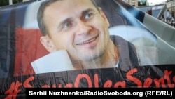 На плакаті зображений Олег Сенцов, найвідоміший з українських в’язнів у Росії