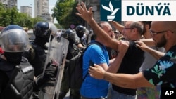 Belgrad. Serp protestçilerini dargadaýan polisiýa işgärleri.
