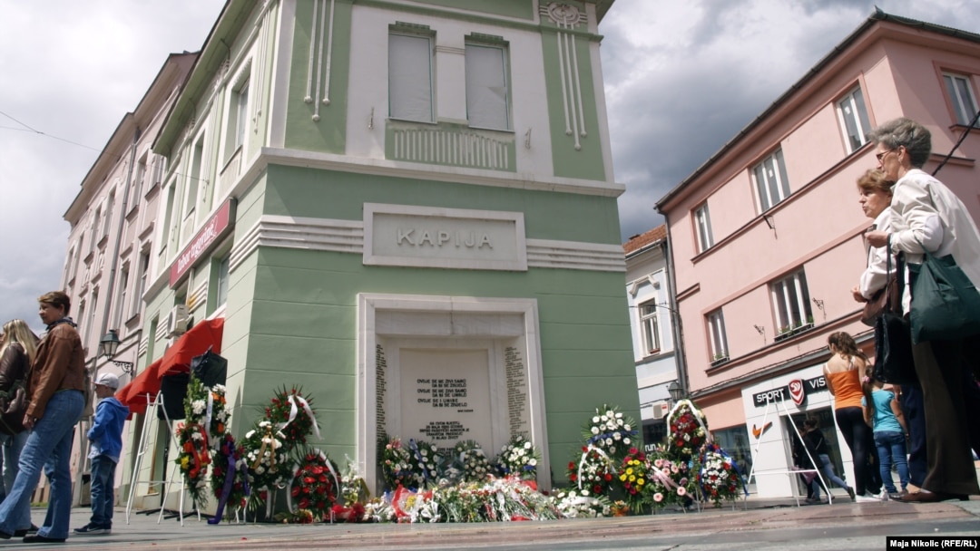 Zločin na Kapiji dogodio se u svibnju 1995. godine kada je od granate s Ozrena izgubljen 71 mladi život, a više do 200 ljudi teško ranjeno.