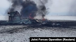 Оприлюднене пресслужбою ООС фото, на якому, як стверджують, залишки штурмового літака ВПС Росії в полі біля міста Волновахи на Донеччині, 4 березня 2022 року