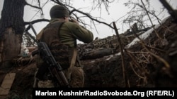 Український військовий на позиції на Донбасі, 2 лютого 2022 року
