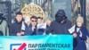 Үгүт иштеринде талапкерлер ар түрдүү платформаларды колдонушту. Мурун талапкердин аты жазылган футболкалар колдонулса, быйыл шайлоо кыш күндөрүнө туш келгендиктен баш кийимдерге чейин талапкерлердин аты жазылды.&nbsp;