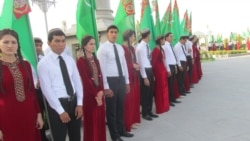Türkmenabatda ýokary synp okuwçylary dynç gününde TW üçin gurnalan bir köpçülik çäresine çekildi