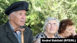 Когда стало ясно, что жители республики не успевают сдать документы в срок, местные власти стали решать эту проблему. Вместе с тем многие из публичных товарищей решили попиариться вокруг этой темы