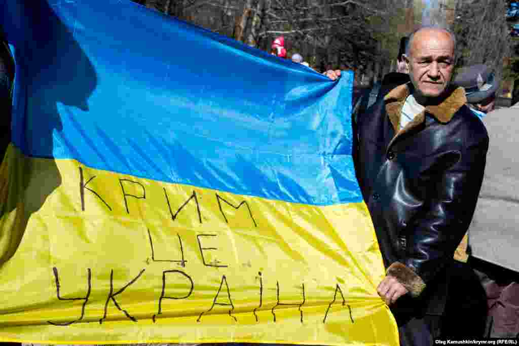&laquo;Крим &ndash; це Україна&raquo; &ndash; гасло у Сімферополі на акції вшанування Тараса Шевченка, в якій взяли участь близько 50 осіб. Сімферополь, 9 березня 2015 року. Більше про це ТУТ &nbsp;