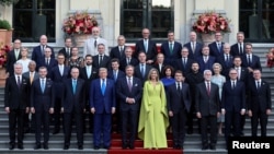 Csoportkép a NATO-tagországok kormányfői és elnökei valamint az ukrán elnök Hágában, 2025. június 24-én