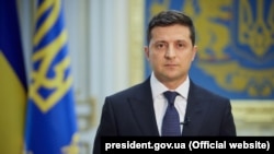 За словами президента, мова про майже 400 гектарів заповідної землі та понад 100 державних будівель і дач