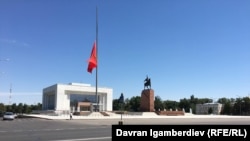 Ала-Тоо аянттындагы мамлекеттик туу. Архив сүрөт. 