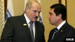 “Azat metbugatyň ganym duşmanlarynyň” arasynda Berdimuhamedow bilen birlikde Belarusyň prezidenti Aleksandr Lukaşenko hem bar.