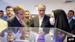 Șeful Agenției Internaționale pentru Energie Atomică, Rafael Grossi (stânga), vizitează sediul Organizației pentru Energie Atomică a Iranului din Teheran - aprilie 2025
