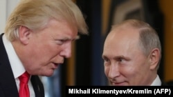Дональд Трамп (л) і Володимир Путін (п) під час зустрічі 11 листопада 2017 року, Дананг, В’єтнам
