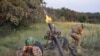 Українські військовослужбовці 3-ї десантно-штурмової бригади ведуть вогонь по російських позиціях на передовій поблизу Бахмута Донецької області, липень 2023 року 