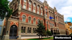 Гривня падала нижче за нинішній рівень лише кілька разів в історії, а 26 лютого 2015 року на один день був встановлений абсолютний рекорд 30 гривень 1 копійка за долар